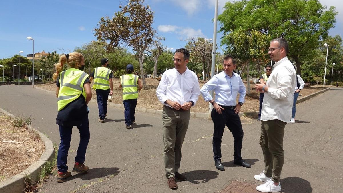 Visita a las labores de acondicionamiento que se están realizando en el parque de Santa Catalina, en La Gallega