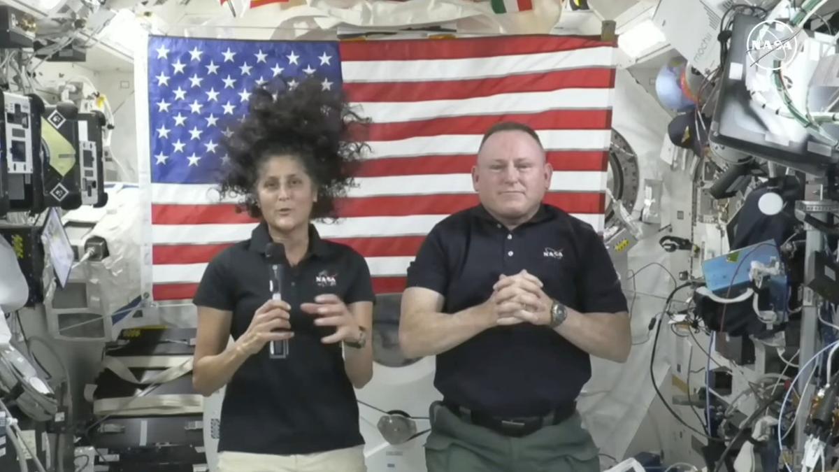 Los astronautas Barry 'Butch' Wilmore y Sunita 'Suni' Williams hablan desde la Estación Espacial Internacional.