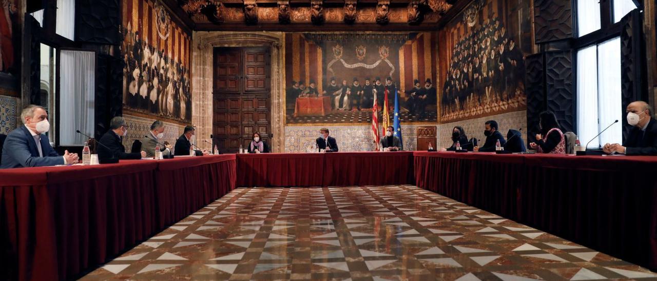 El jefe del Consell, Ximo Puig, presidió este martes en el Palau el acto de constitución del comité de honor del 40 aniversario del Estatut. | JUAN CARLOS CÁRDENAS / EFE