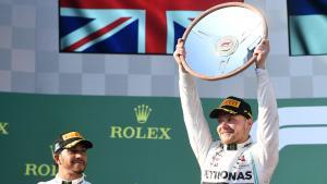 MEL. Melbourne (Australia), 17/03/2019.- Valterri Bottas (R) of Finland holds the winners trophy alongside second place Britain’s Lewis Hamilton (L) after the Formula 1 2019 Australian Grand Prix at the Albert Park Grand Prix Circuit in Melbourne, Australia, 17 March 2019. (Fórmula Uno, Finlandia) EFE/EPA/JULIAN SMITH AUSTRALIA AND NEW ZEALAND OUT