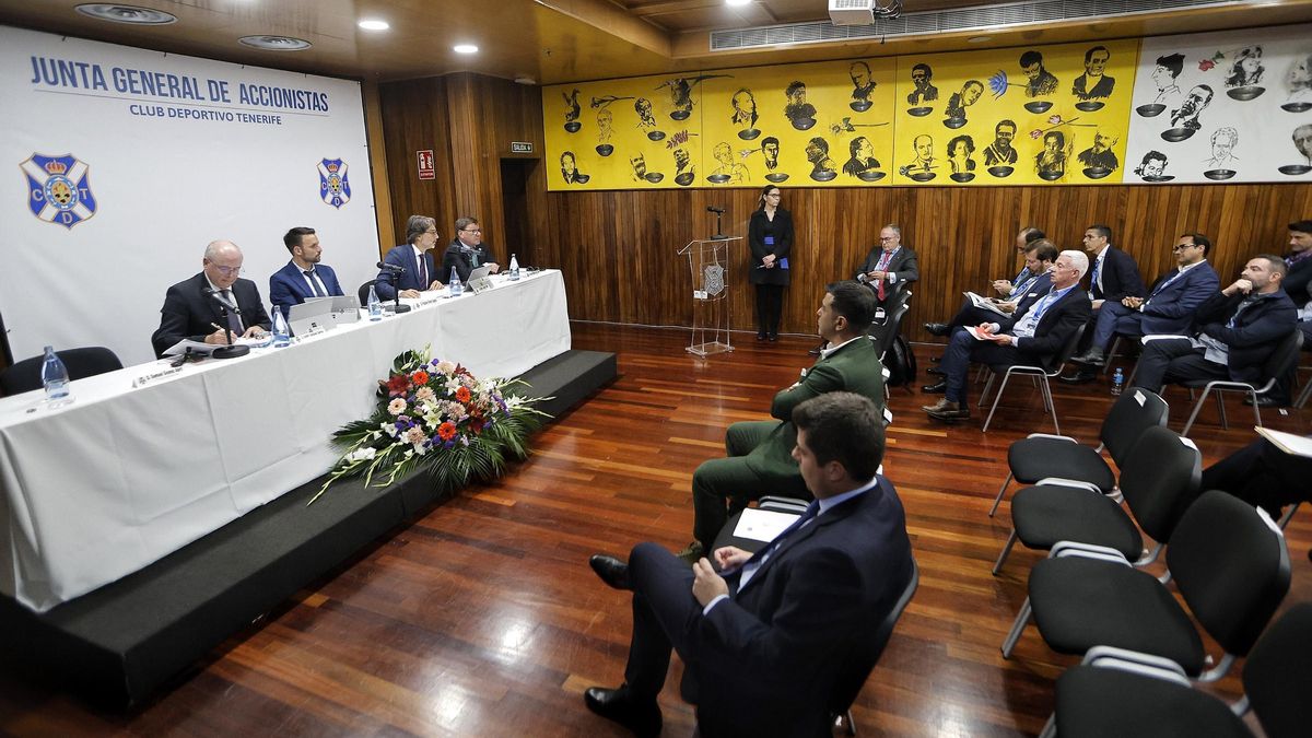 Junta Extraordinaria del CD Tenerife celebrada en febrero.