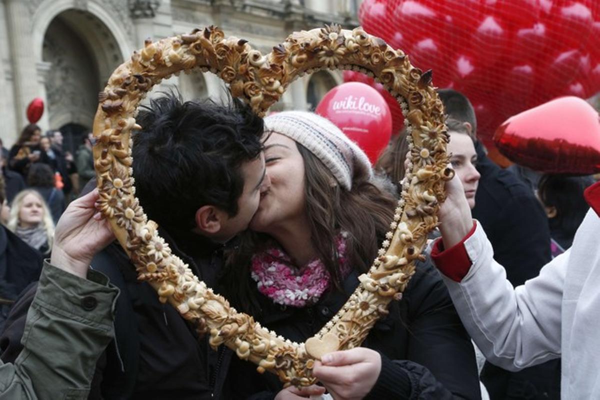 Una parella es besa a París en la celebració del dia dels enamorats.