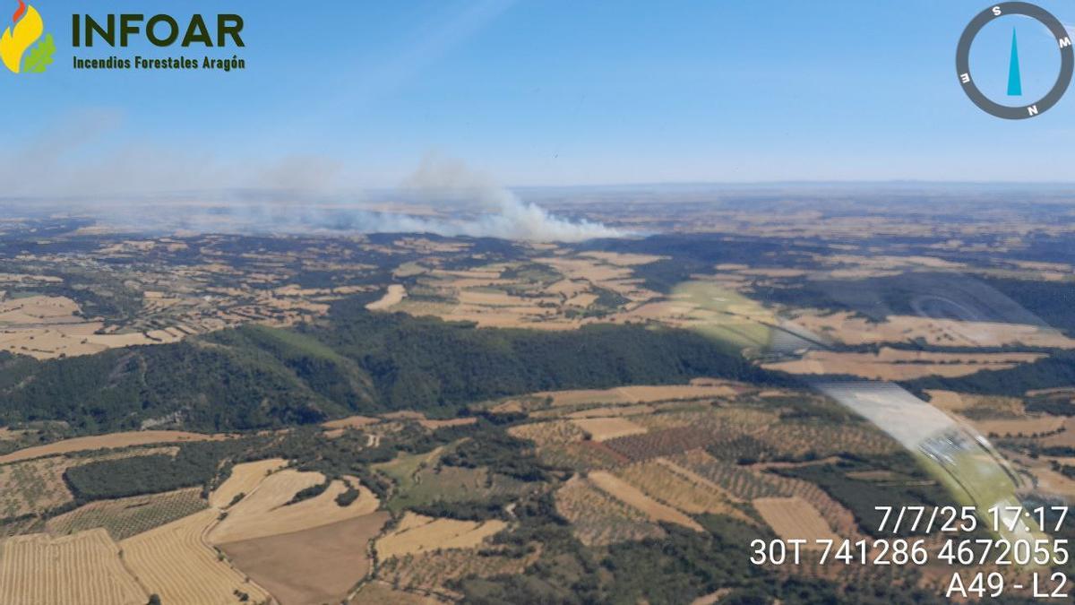 El rastro visible de humo en el incendio de Angüés, este lunes.