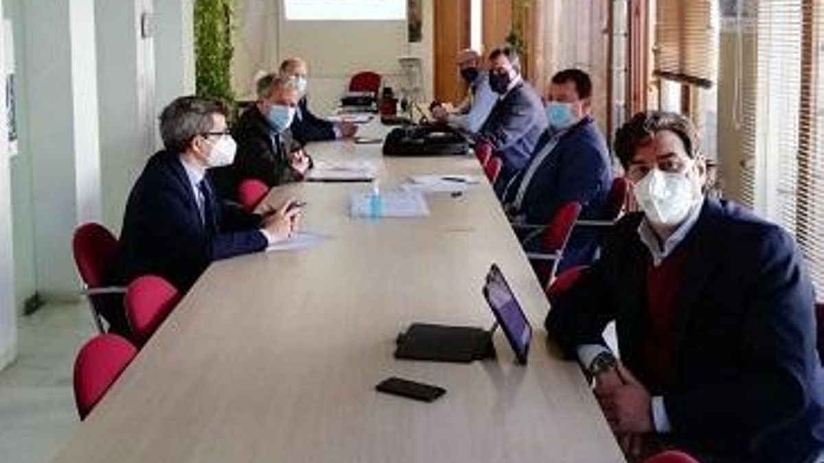 Reunión de Salvador Fuentes con miembros del Consejo Económico y Social.