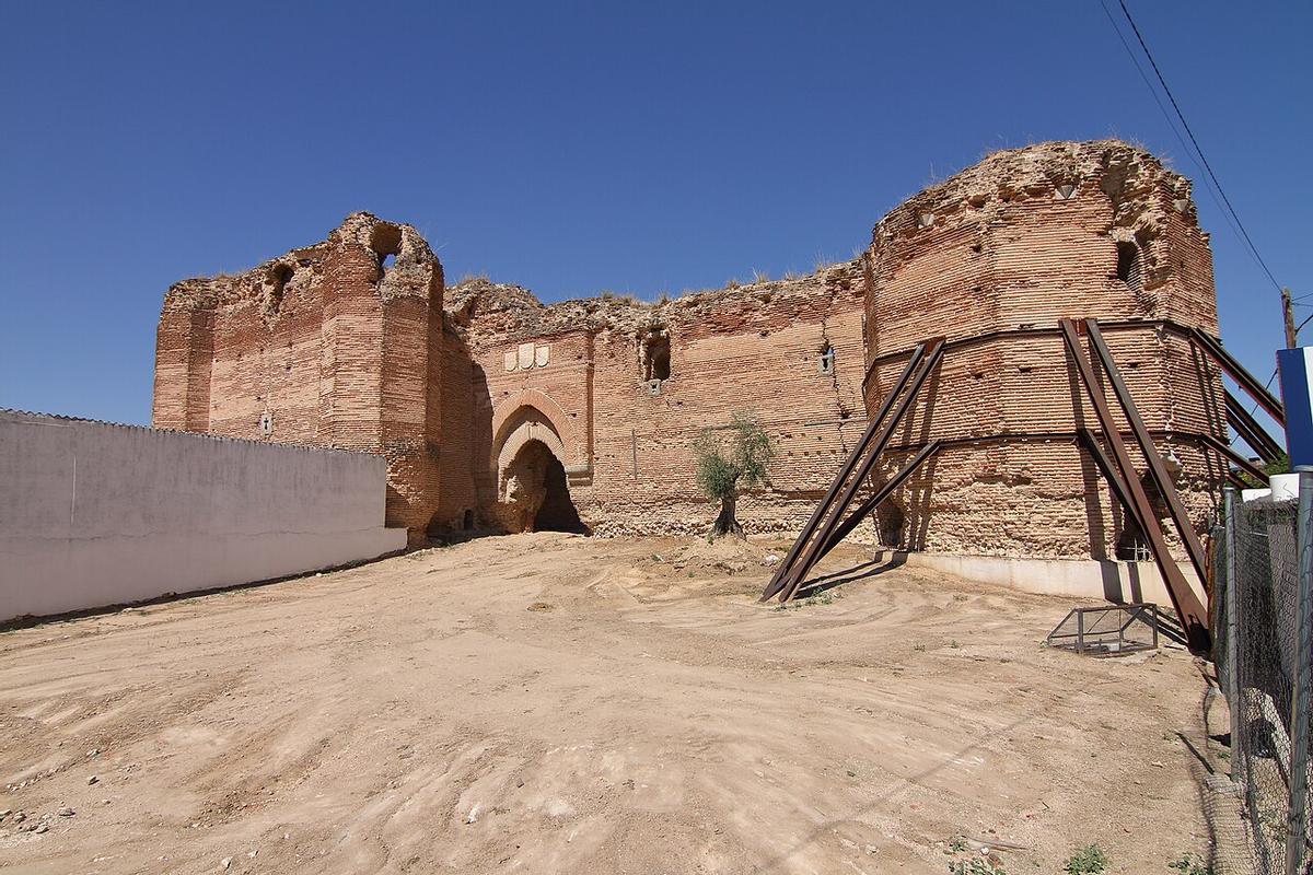 La fortaleza no llegó a terminarse debido a la muerte de su promotor en 1503