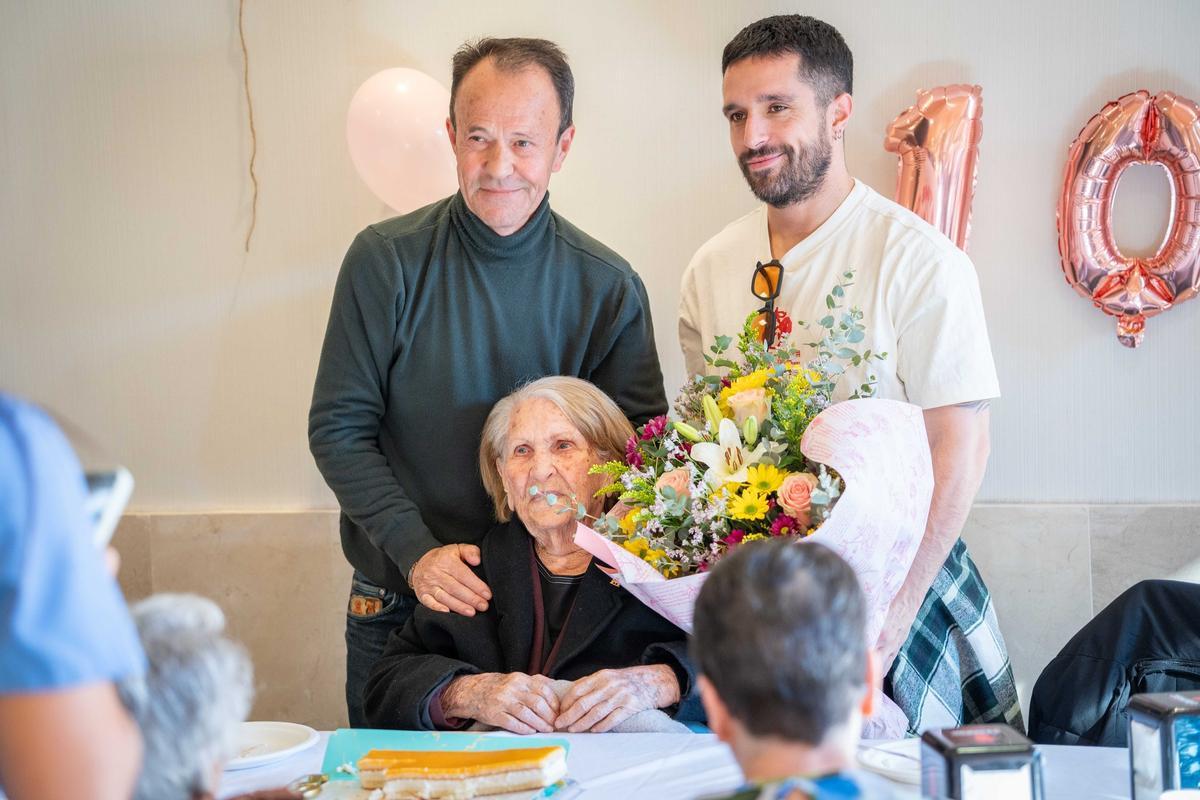 El emotivo 101 cumpleaños de Teresa Rodríguez en una residencia emeritense.