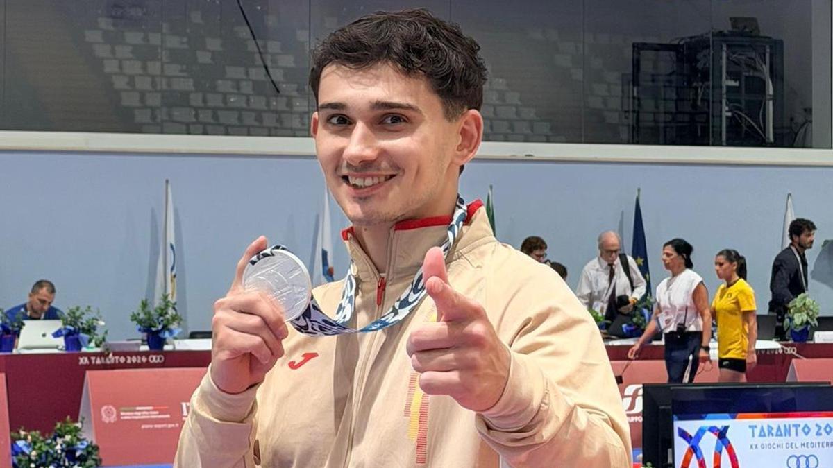 Nicolau Mir posa con la medalla de plata obtenida.