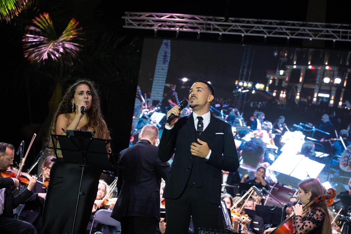 La Orquesta Filarmónica de Tenerife ofreció un concierto en la plaza Candelaria.