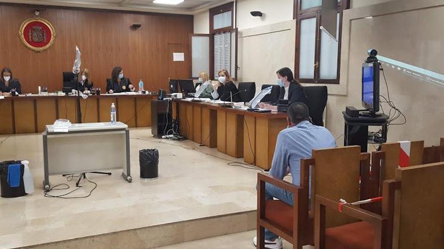 El hombre condenado, durante el juicio celebrado en la Audiencia Provincial de Palma. | L.M.