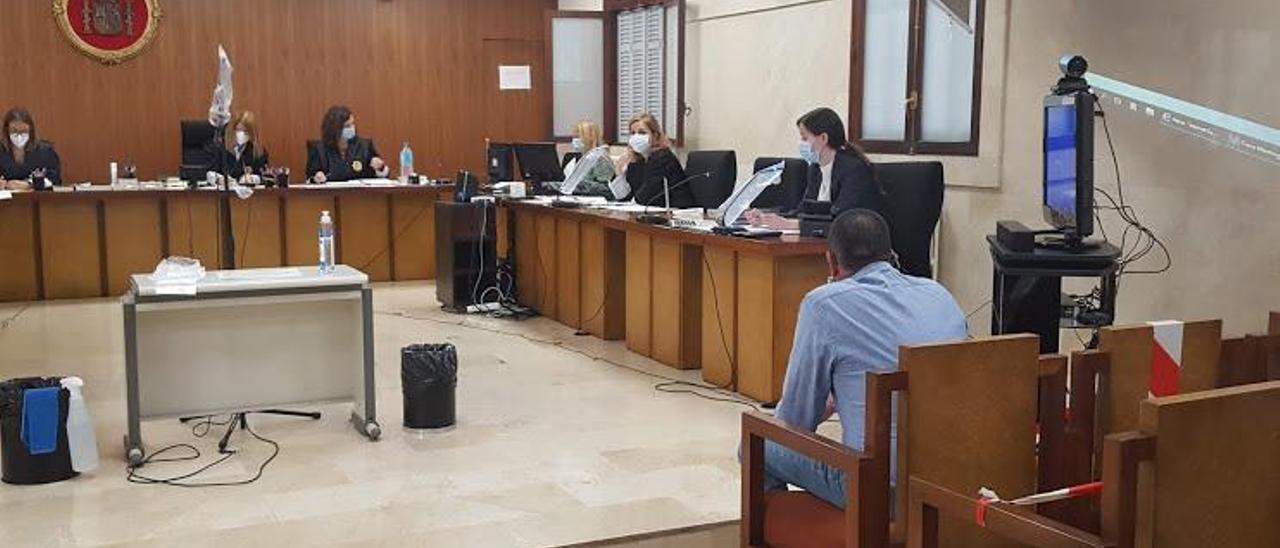 El hombre condenado, durante el juicio celebrado en la Audiencia Provincial de Palma. | L.M.