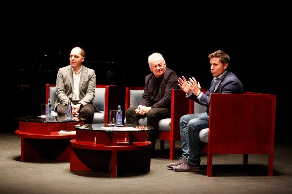 Víctor Manuel durante su charla en Avilés