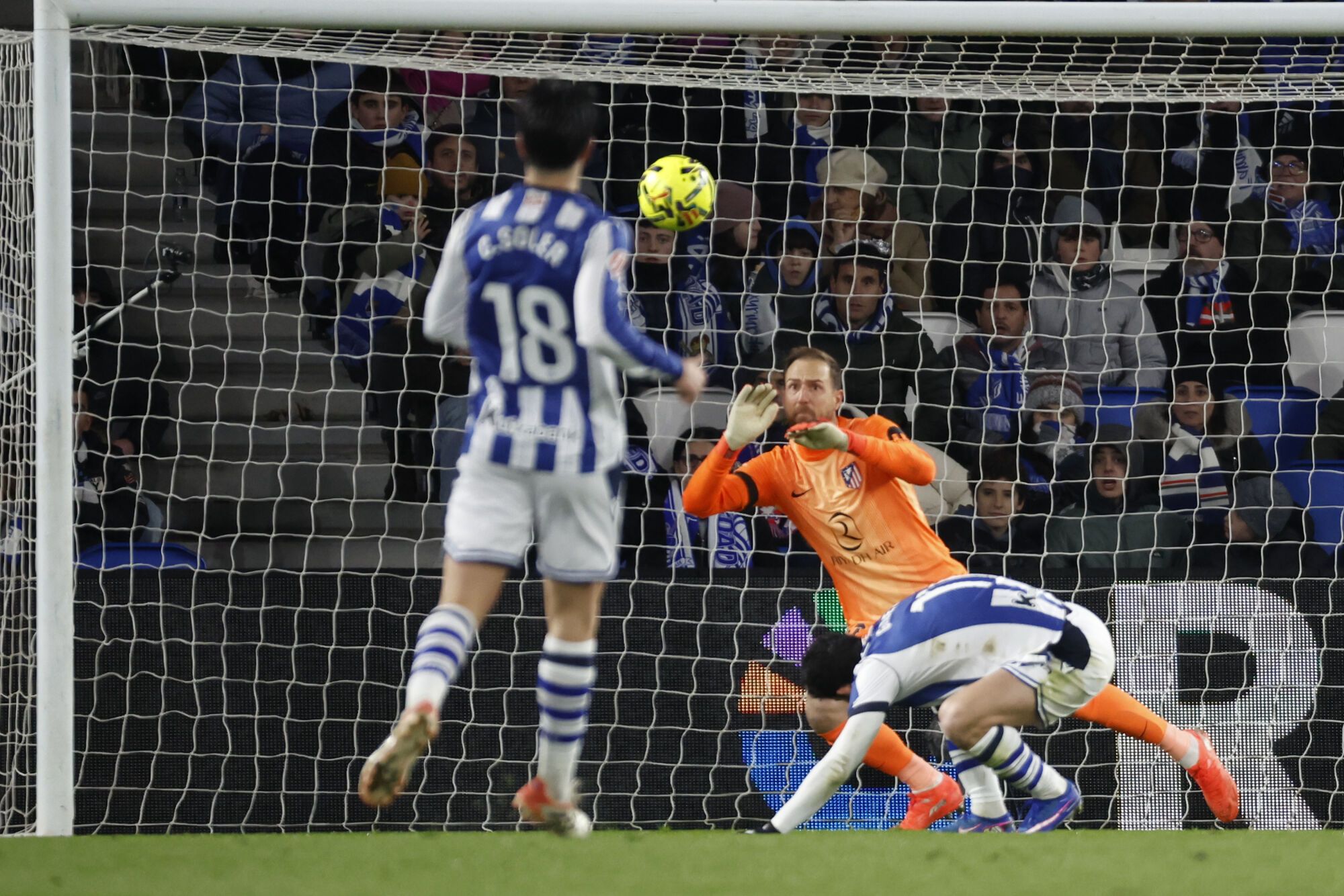 GRAF3374. SAN SEBASTIÁN, 04/01/2026.- El portero esloveno del Atlético de Madrid, Jan Oblak (detrás) intenta una parada durante el partido de LaLiga que Real Sociedad y Atlético de Madrid disputan este domingo en el estadio de Anoeta. EFE/Juan Herrero