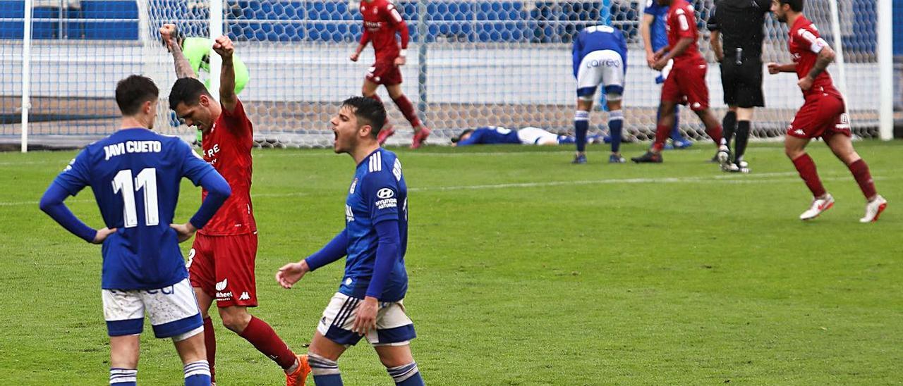 Los jugadores del Real Oviedo Vetusta se lamentan tras recibir un gol de la Cultural, ayer en El Requexón.