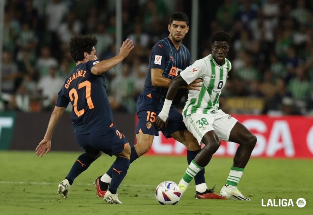 Gozálbez y Cenk contra el Betis