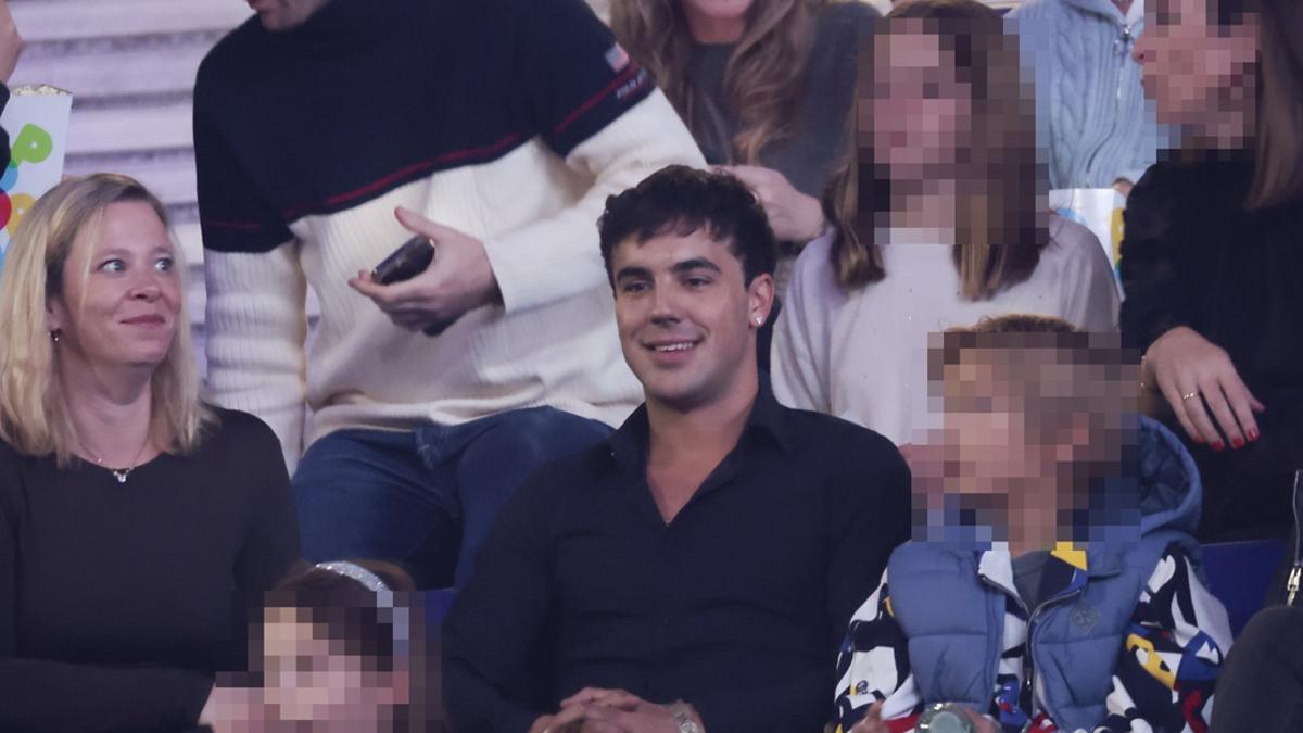 Oscar Casas viendo a Ana Mena