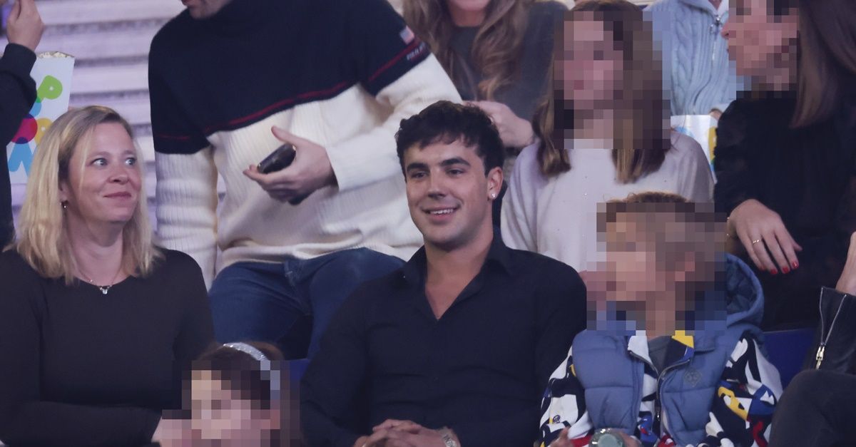 Oscar Casas viendo a Ana Mena
