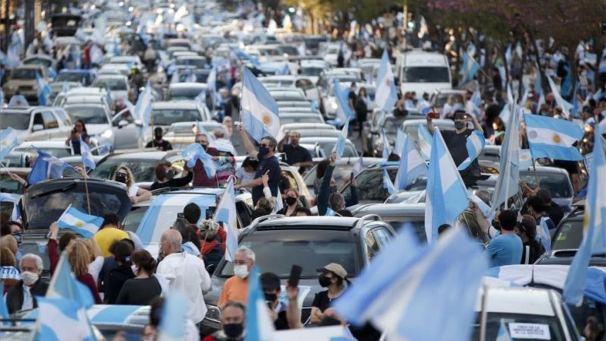 Miles de argentinos protestan en las calles contra la cuerantena y el