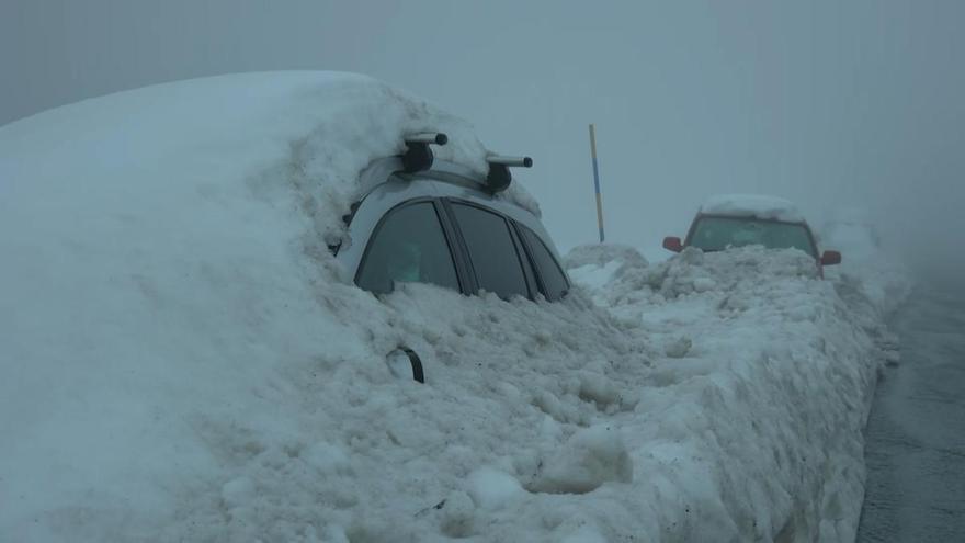 La nieve bloquea decenas de coches en Sierra Nevada