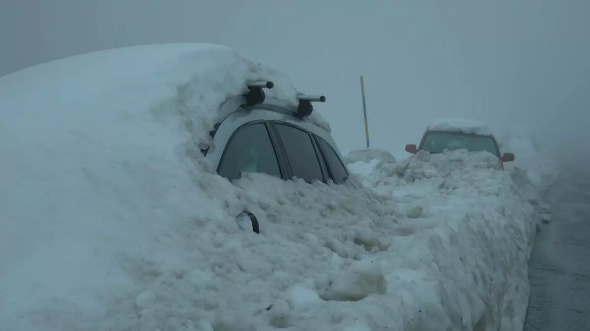 La nieve bloquea decenas de coches en Sierra Nevada