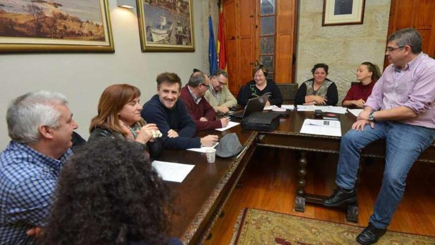 Los representantes sindicales con el concejal de Personal, Xosé Luis Martínez en la reunión. // G. Santos