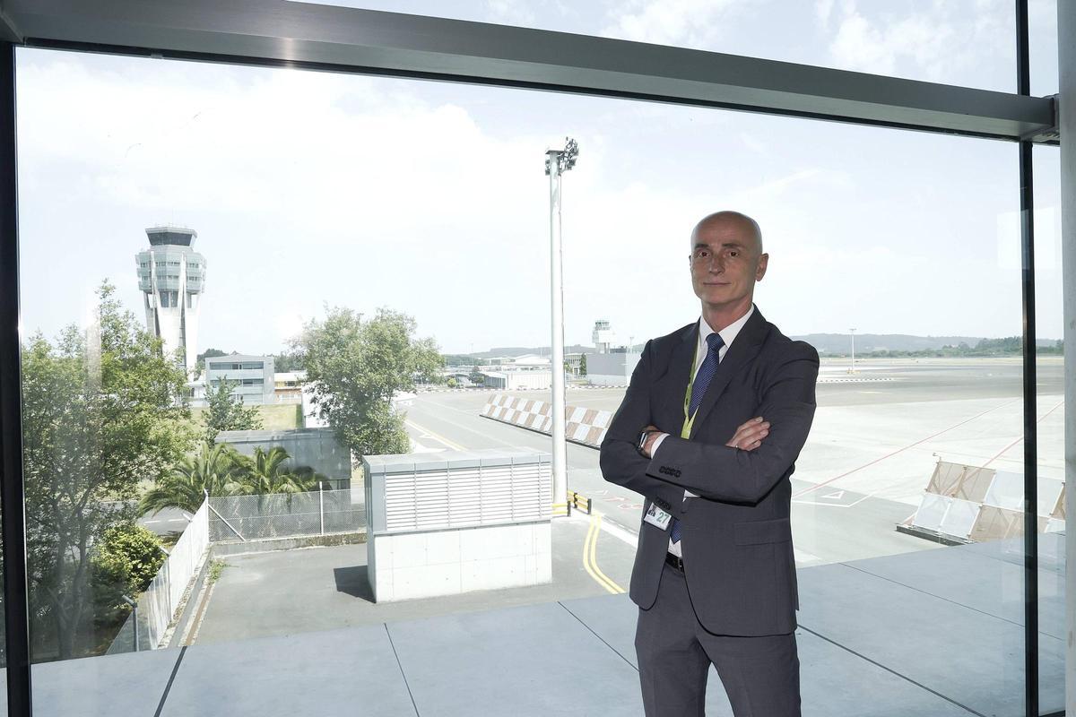 O director do aeroporto de Santiago, coa pista recén renovada ás súas costas