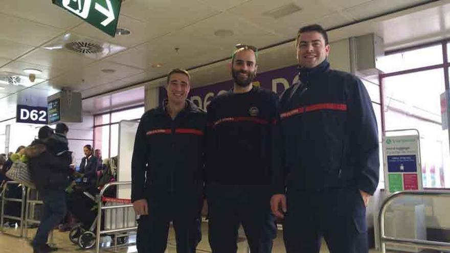 Los bomberos zamoranos, en el aeropuerto.