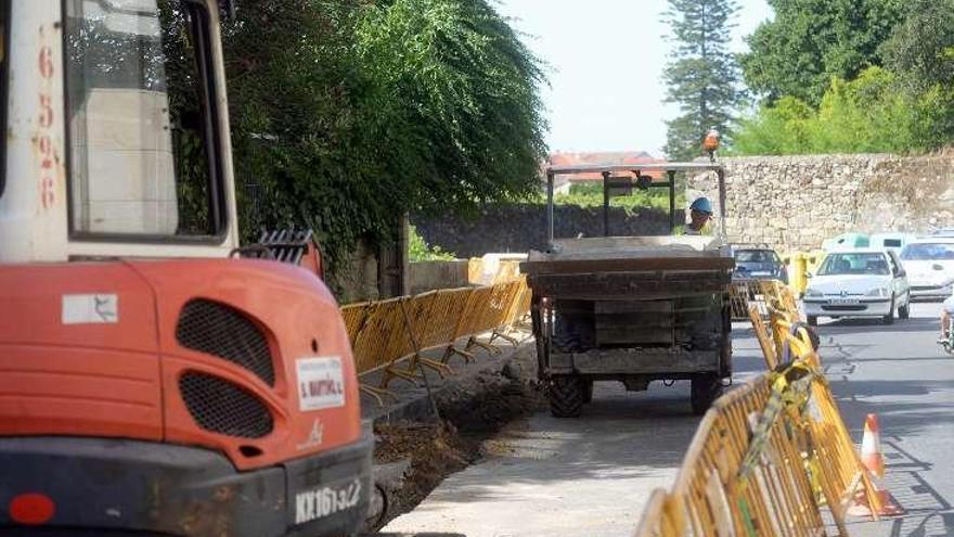 Las obras, ayer en el entorno de Fefiñáns. // Noé Parga