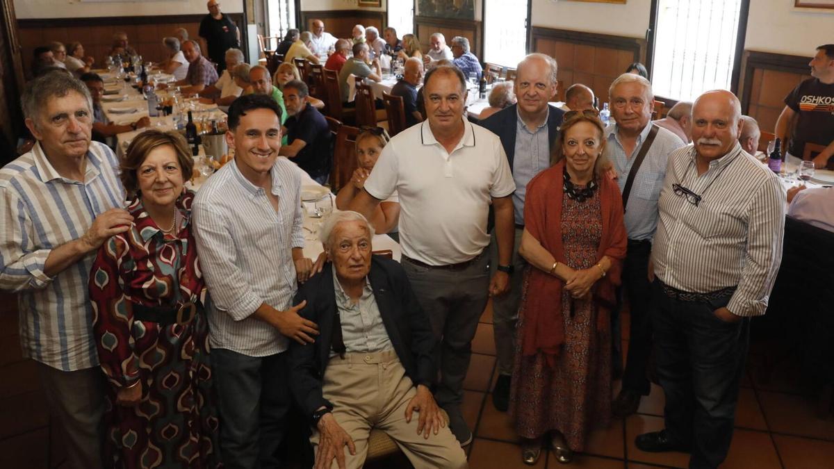 Balbino González cumple cien años: una celebración de altos vuelos para el histórico responsable del aeródromo de La Morgal