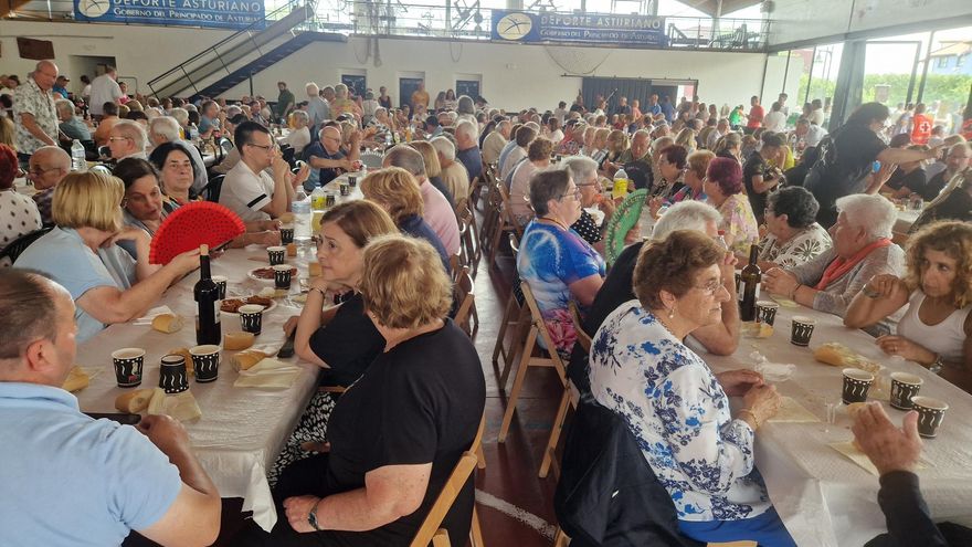 Éxito de la XIX Jornada Solidaria de Cáritas de Ribadedeva: se repartieron 500 raciones de paella