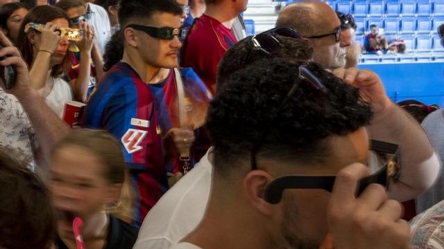 Aficionats del Barça miren l’eclipsi solar a l’estadi Johan Cruyff, ahir a Sant Joan Despí. | JORDI COTRINA