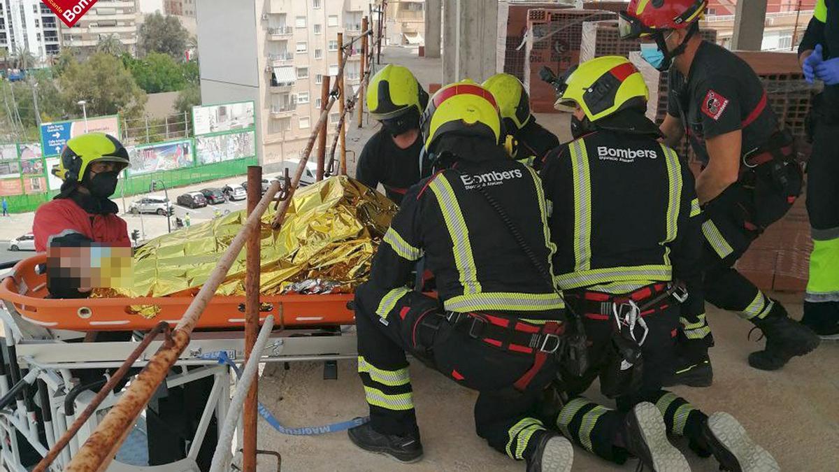 Rescate de los bomberos al trabajador que sufrió el accidente laboral mientras estaba realizando una obra en un sexto piso