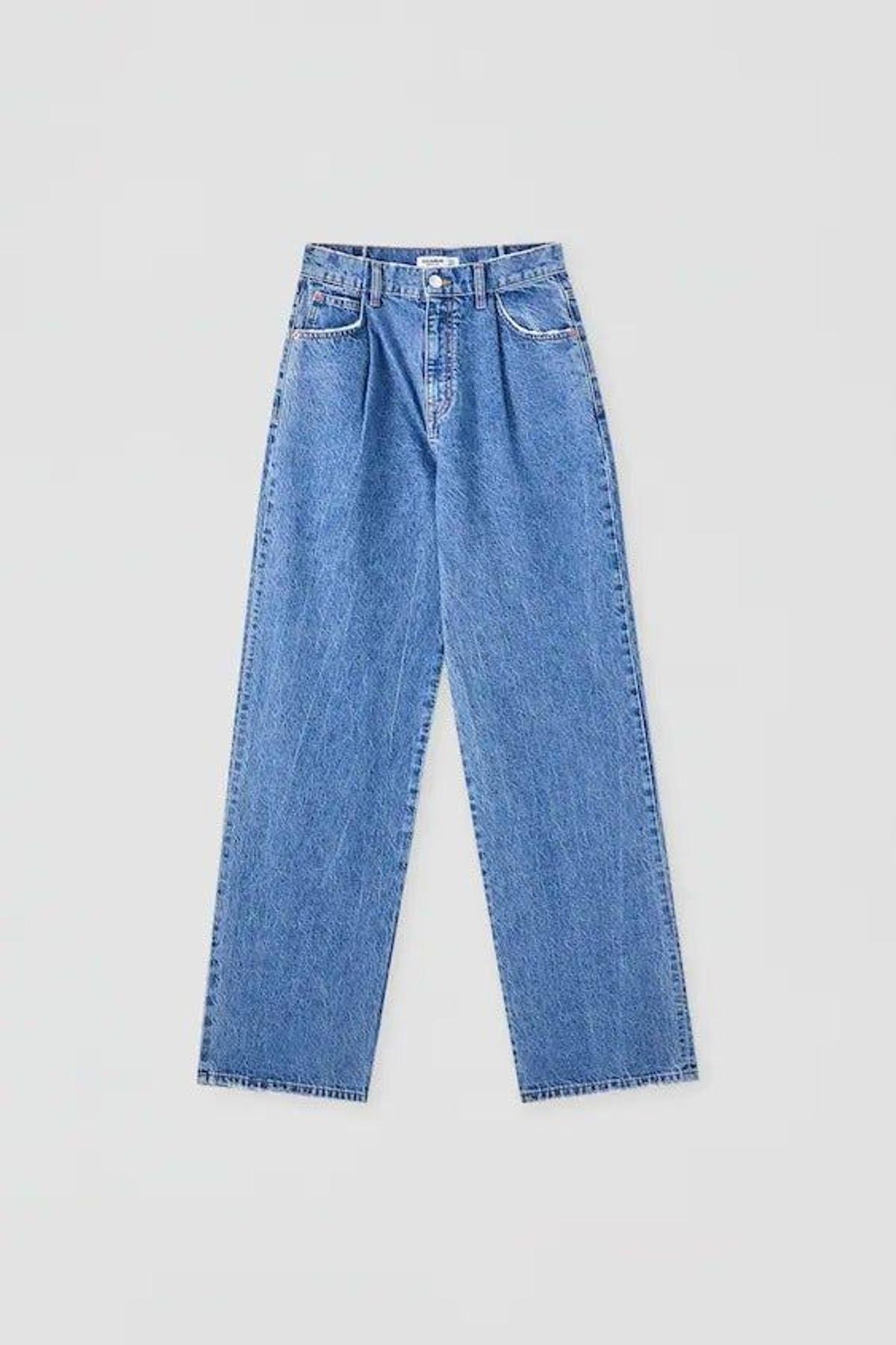 Jeans high waist azules de pinzas, de Pull &amp; Bear (23,99 euros)