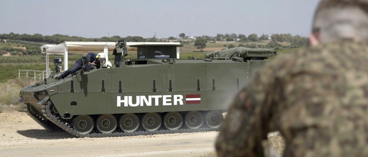 Pruebas del vehículo de cadenas «Hunter», fabricado por Santa Bárbara, para el Ejército de Letonia.  |