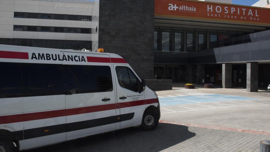 Una ambulància a l&#039;exterior de l&#039;hospital Sant Joan de Déu