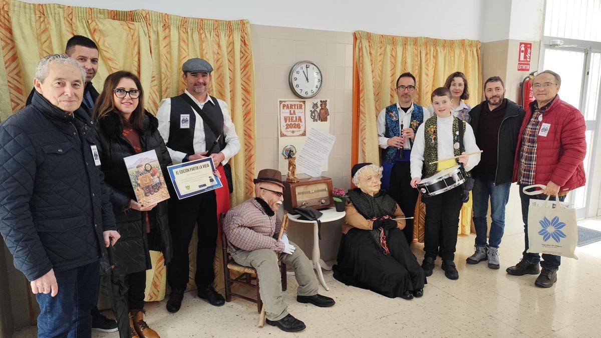 Callosa de Segura celebra el "partir la vieja" con sus viejotes