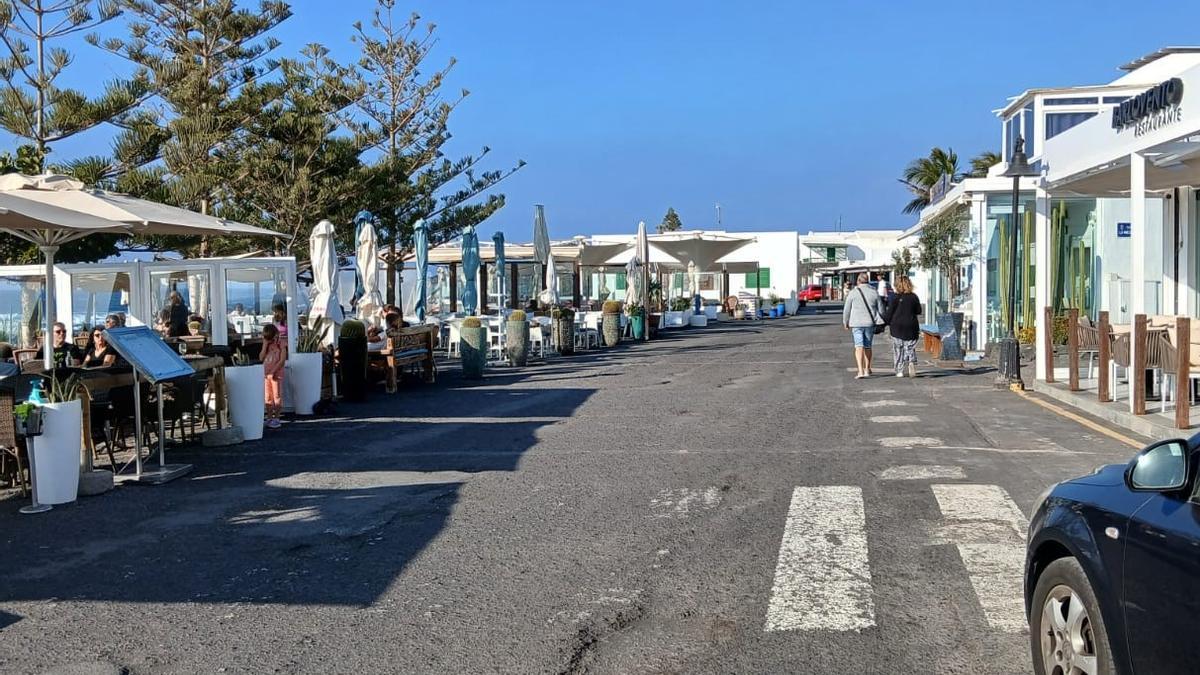 Desperfectos en la calle principal del pueblo de El Golfo, en el municipio de Yaiza.