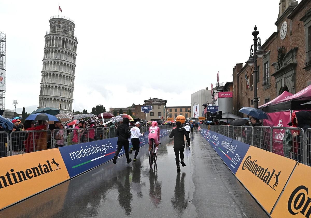PISA (Italy), 20/05/2025.- Mexican rider Isaac Del Toro Romero of UAE Team Emirates XRG wearing the overall leaders pink jersey, after the finish of the 10th stage of the Giro dItalia cycling tour, an individual time trial (ITT) over 28,6 km from Lucca to Pisa, Italy, 20 May 2025. (Ciclismo, Italia) EFE/EPA/LUCA ZENNARO