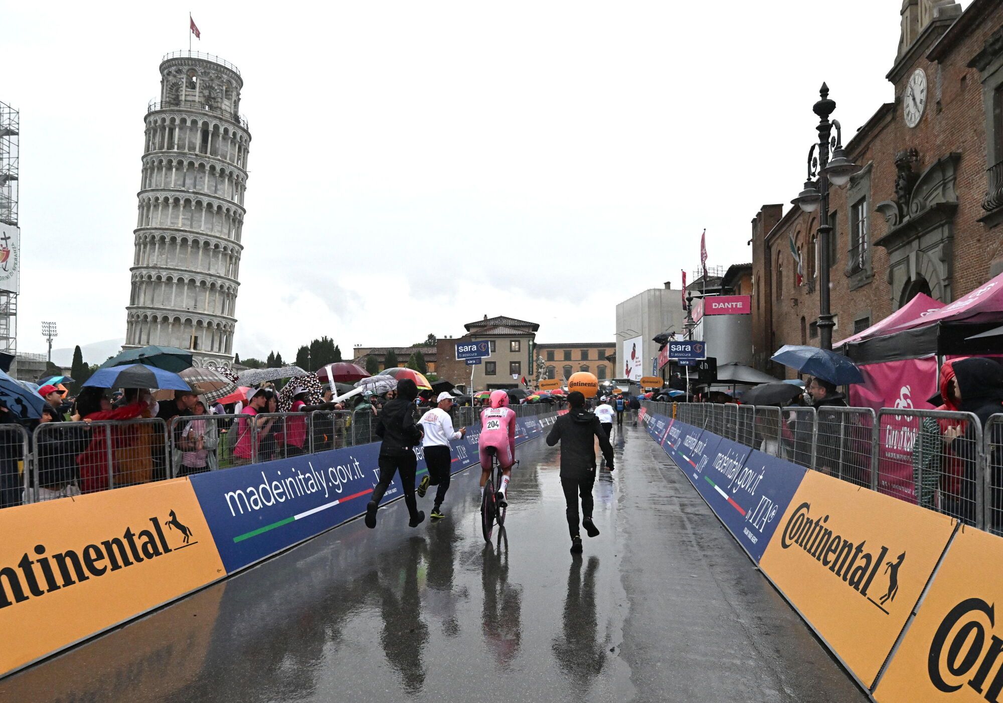 PISA (Italy), 20/05/2025.- Mexican rider Isaac Del Toro Romero of UAE Team Emirates XRG wearing the overall leader's pink jersey, after the finish of the 10th stage of the Giro d'Italia cycling tour, an individual time trial (ITT) over 28,6 km from Lucca to Pisa, Italy, 20 May 2025. (Ciclismo, Italia) EFE/EPA/LUCA ZENNARO