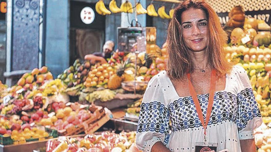 La jefa de Shine Iberia en el mercadod e La Boquería de Barcelona.