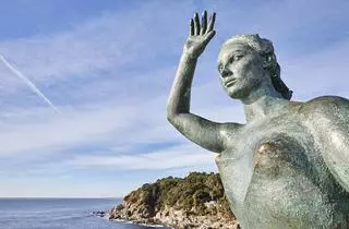 La ruta a una hora de Barcelona ideal para hacer en otoño: encontrarás castillos, jardines botánicos y ermitas a pares