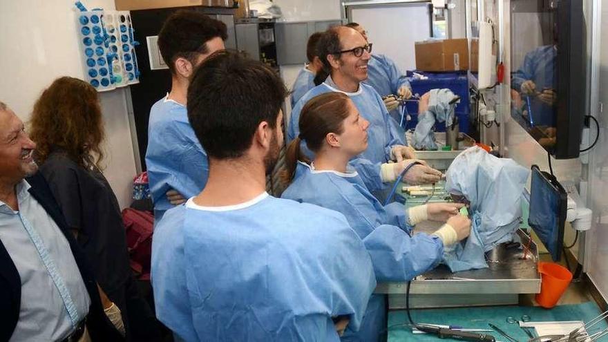 Los profesionales del CHOP durante estas prácticas en el laboratorio móvil. // Faro