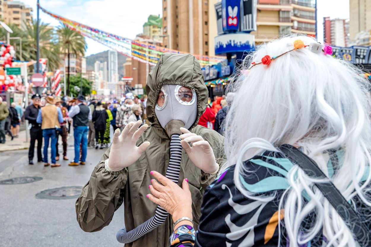 Los británicos desafían a la lluvia y celebran su "Fancy Dress Party" en Benidorm