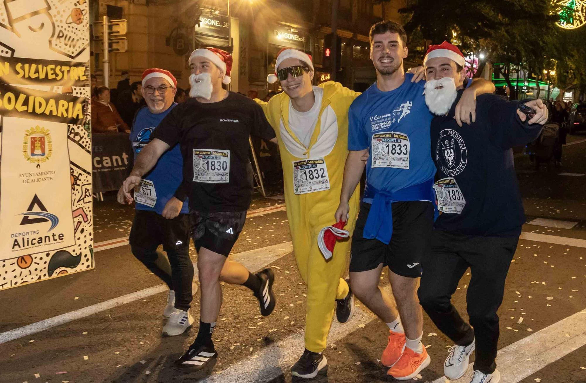 La San Silvestre de Alicante llena de colorido la ciudad