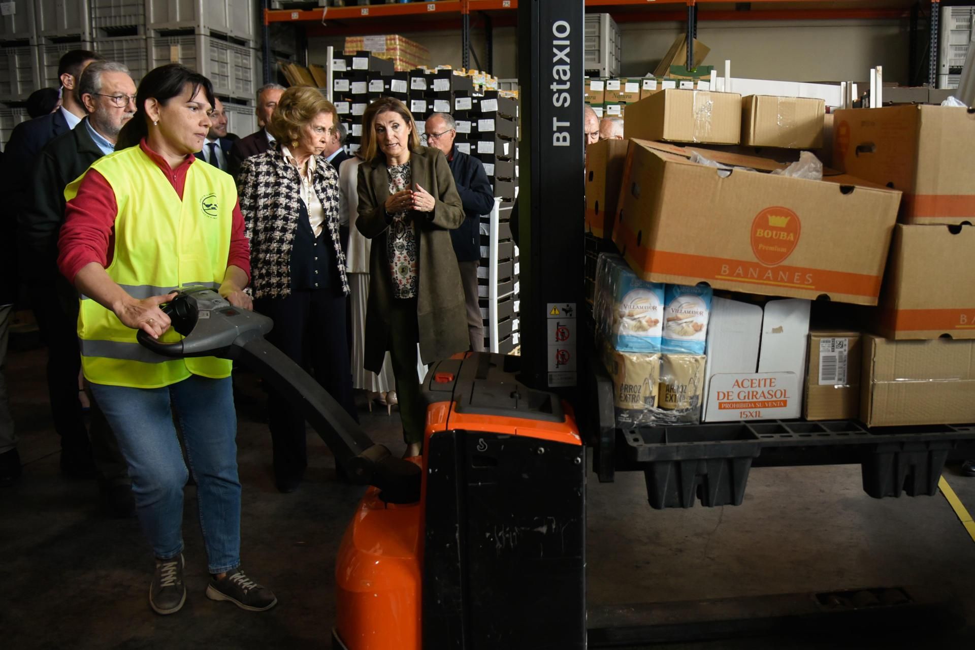 La reina Sofía visita el Banco de Alimentos de Huesca