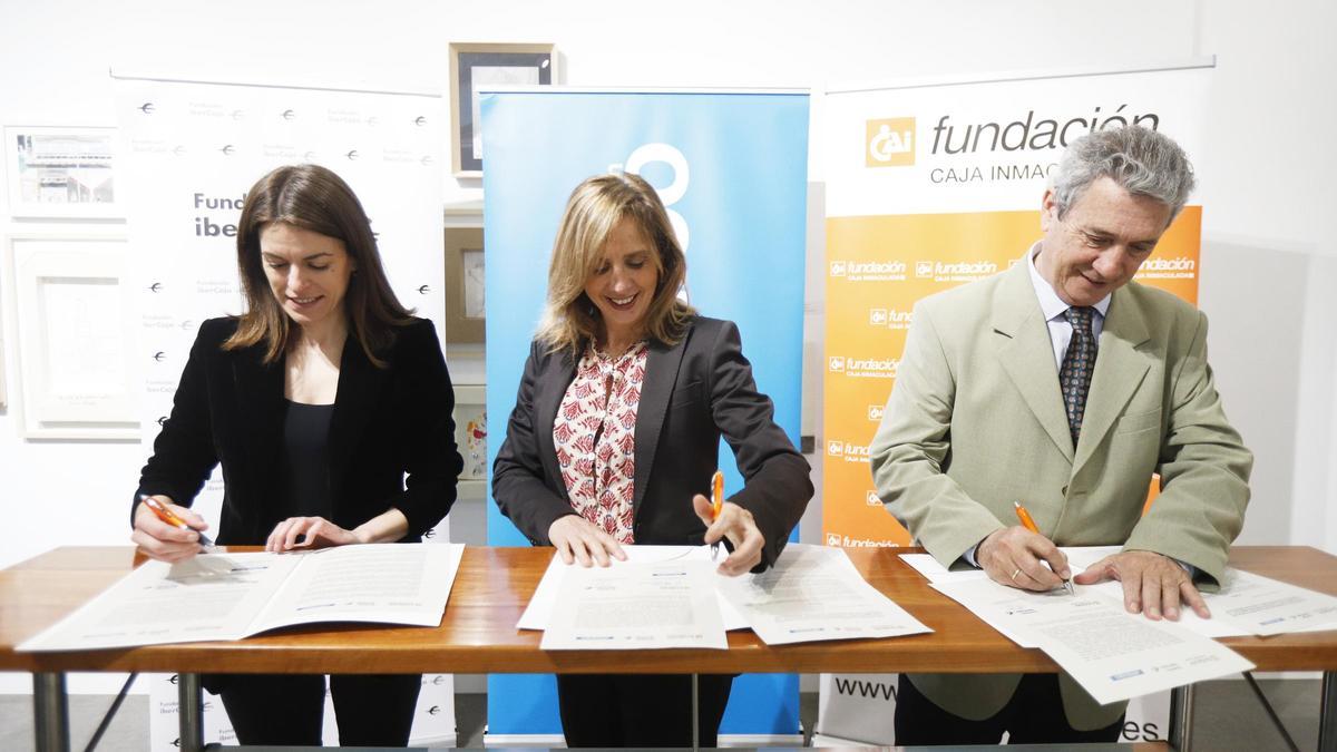 Inés González (Fundación Ibercaja), Cristina Sánchez de las Heras (El PERIÓDICO) y José Ramón Auría (Fundación Caja Inmaculada), durante la firma del convenio.