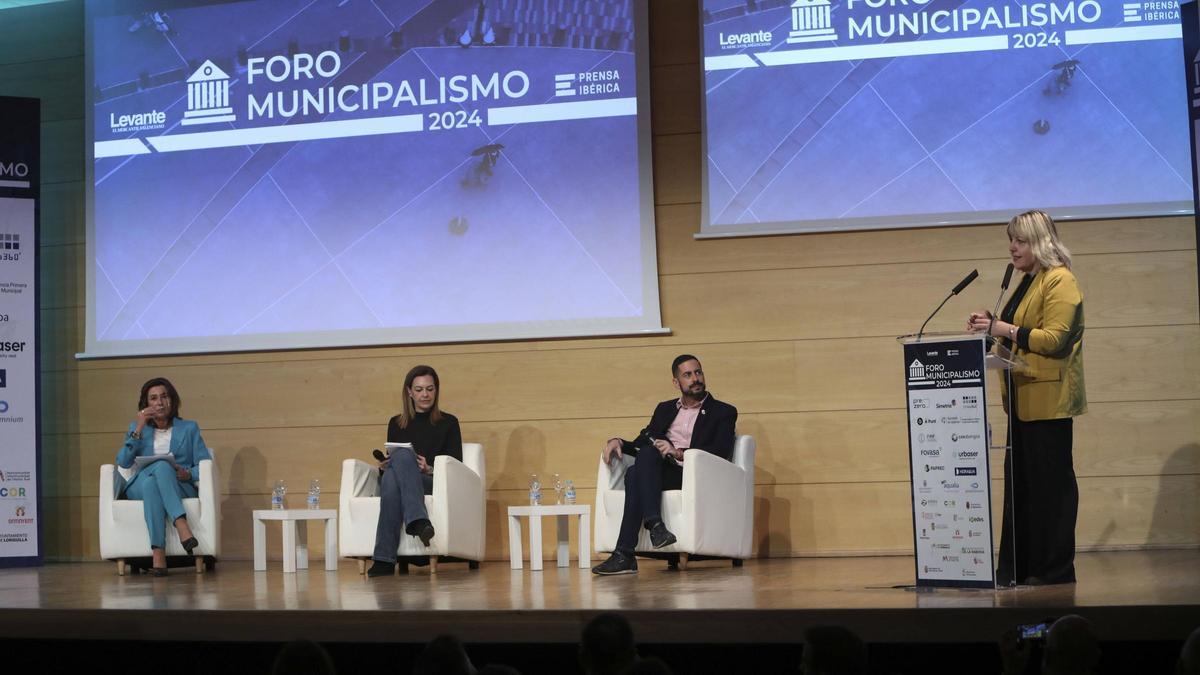La mesa de gestión municipal contó con Montserrat Cervera, Nuria Campos y Carlos Fernández Bielsa.