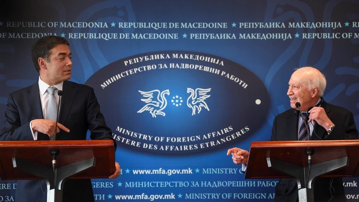 El ministro de Exteriores de Macedonia, Nikola Dimitrov, y el mediador de la ONU, Matthew Nimetz, en una rueda de prensa en Skopje