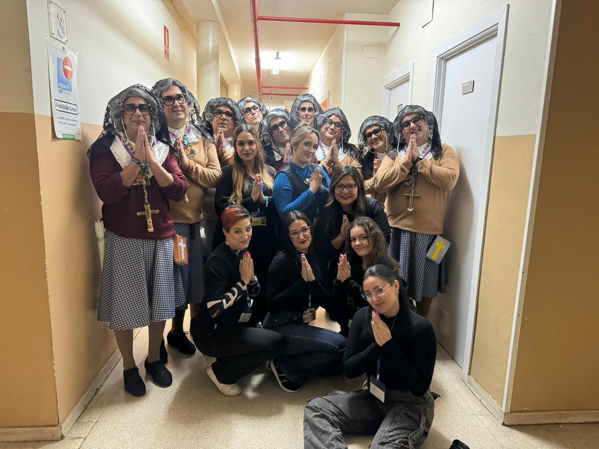 Bely y Conchi posan en bambalinas junto a Los Mirinda en 2024.