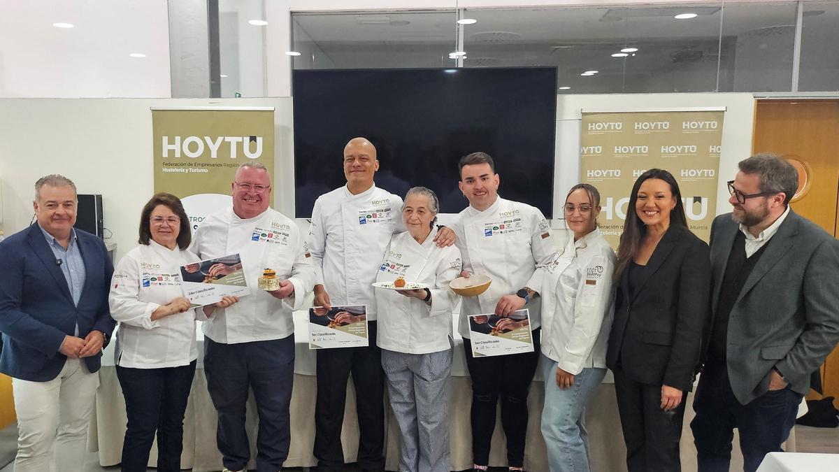 Carmen Conesa, junto a los tres primeros clasificados en la final del Concurso Regional de la Tapa que organiza HoyTú