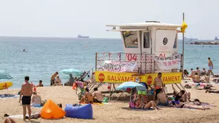Los socorristas de Barcelona protestan en Bogatell en su 14 día de huelga y denuncian la falta de una mediación efectiva